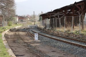 Koleją do Karpacza - stacja Mysłakowice - zabytkowa wiata?